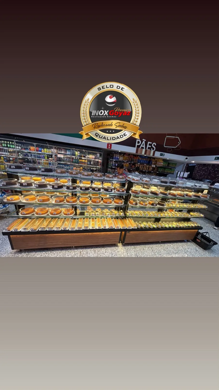 Ilha central de panificação com bolos e produtos embalados expostos em supermercado