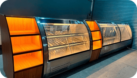 Vitrines expositoras refrigeradas com inox, vidro e iluminação interna